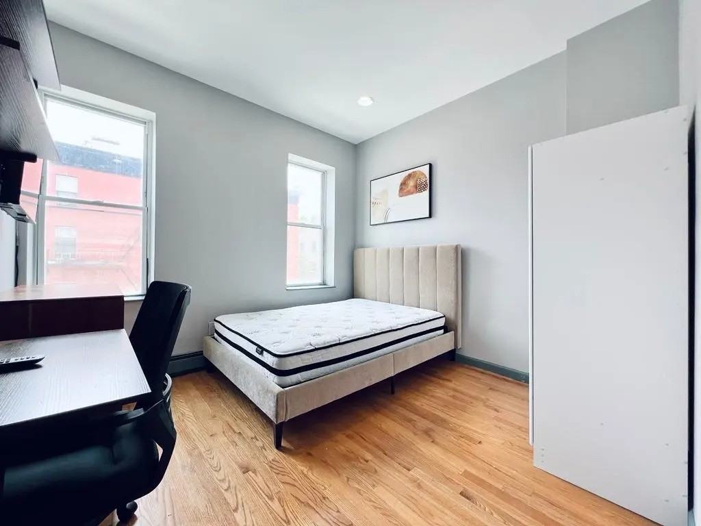 Private Bedroom in 4 Bedroom/2 Bathroom Home - Photo 2 of 4