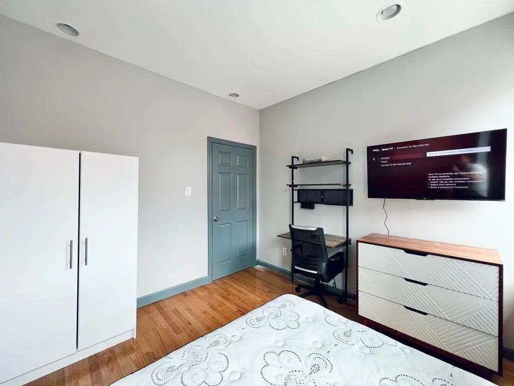 Private Bedroom in 4 Bedroom/2 Bathroom Home - Photo 3 of 4