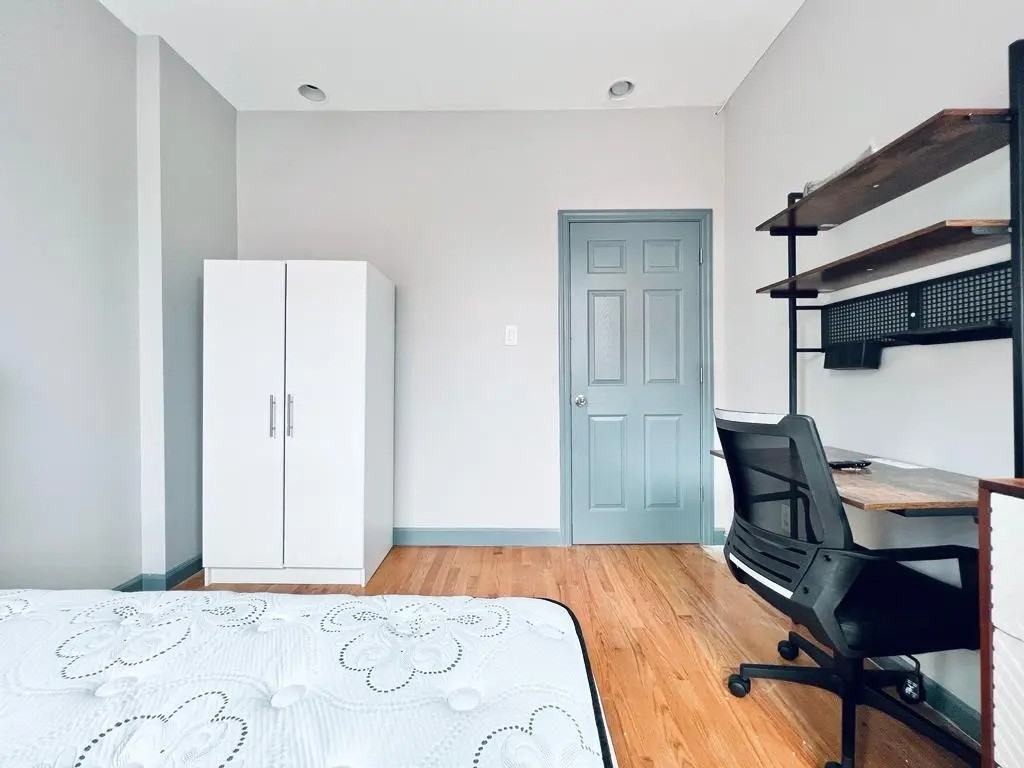 Private Bedroom in 4 Bedroom/2 Bathroom Home - Photo 4 of 4