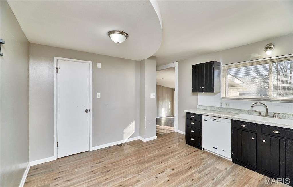 495 Versailles Dr - Photo 5 of 25