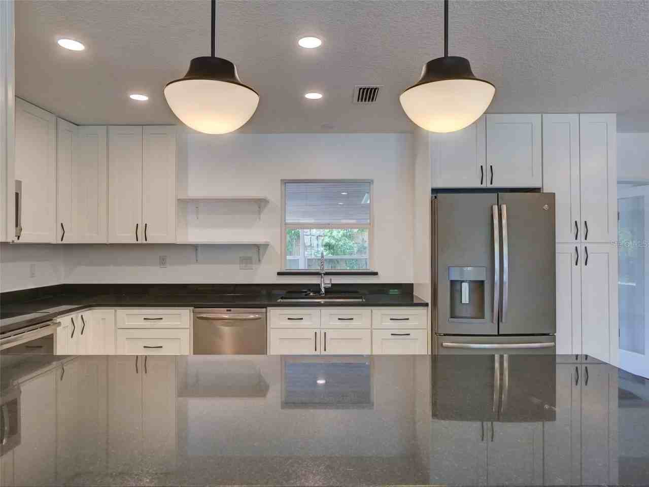 305 Sunset Dr - Photo 3 of 32