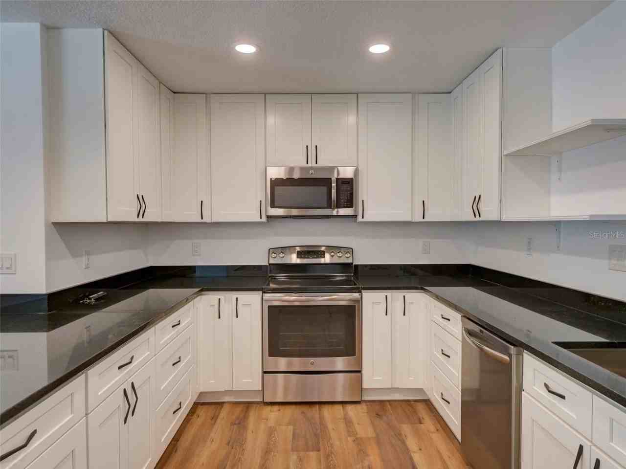 305 Sunset Dr - Photo 4 of 32