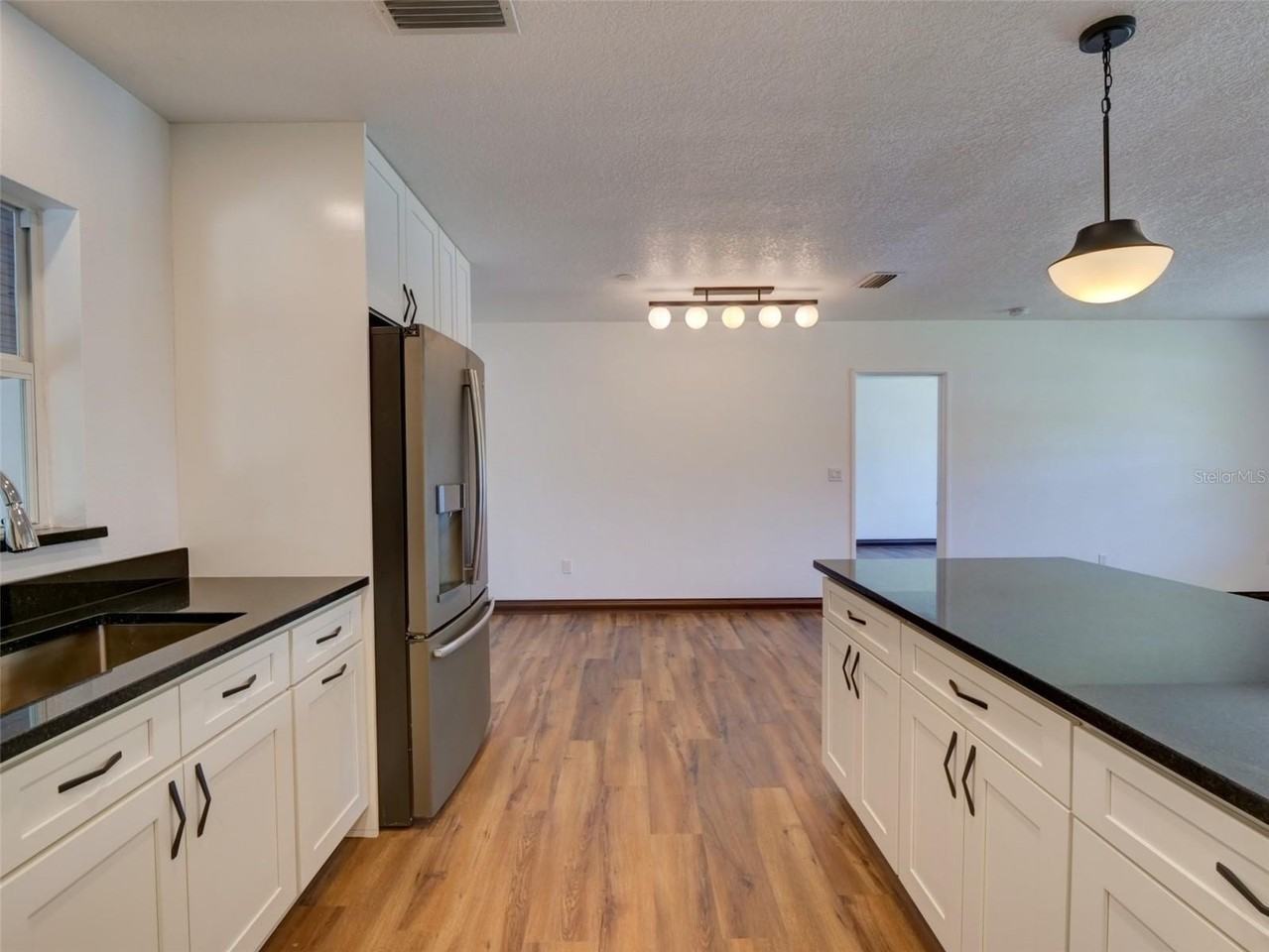305 Sunset Dr - Photo 6 of 32