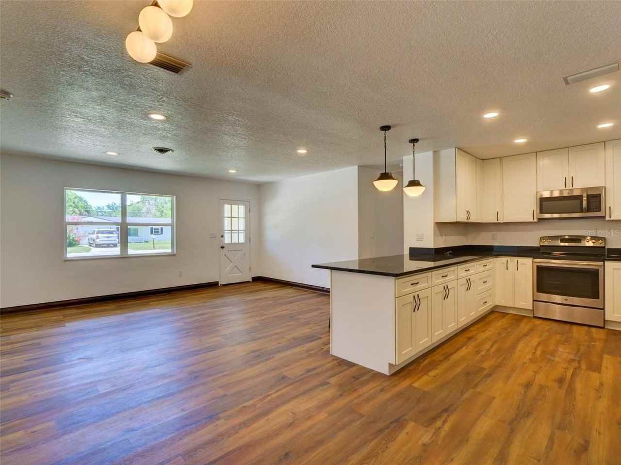305 Sunset Dr - Photo 7 of 32