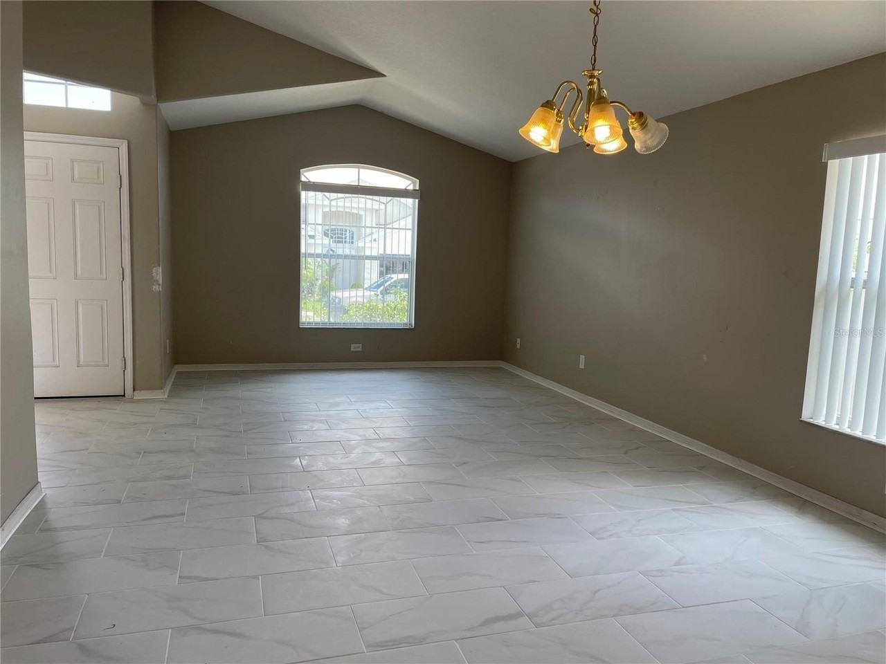 712 Brayton Ln - Photo 3 of 15