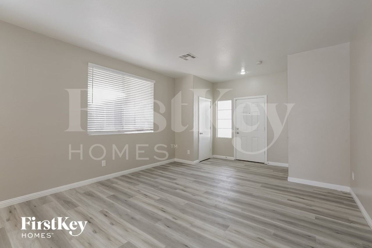 8717 W Rochelle Ave - Photo 3 of 15