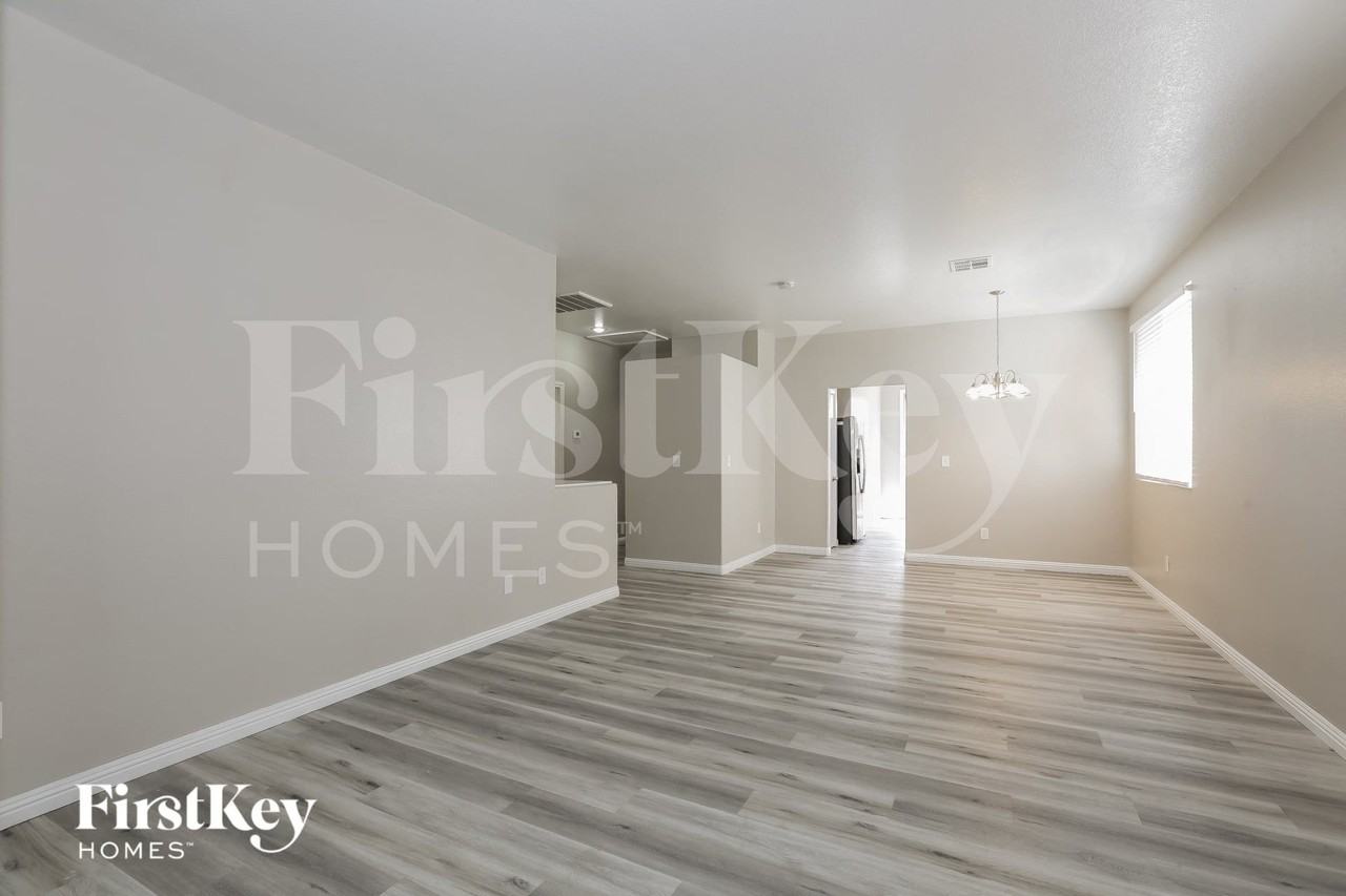 8717 W Rochelle Ave - Photo 4 of 15