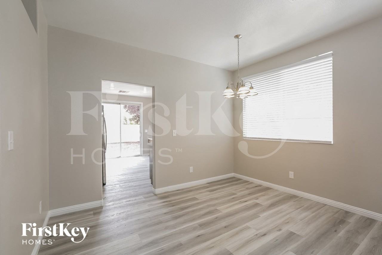 8717 W Rochelle Ave - Photo 5 of 15