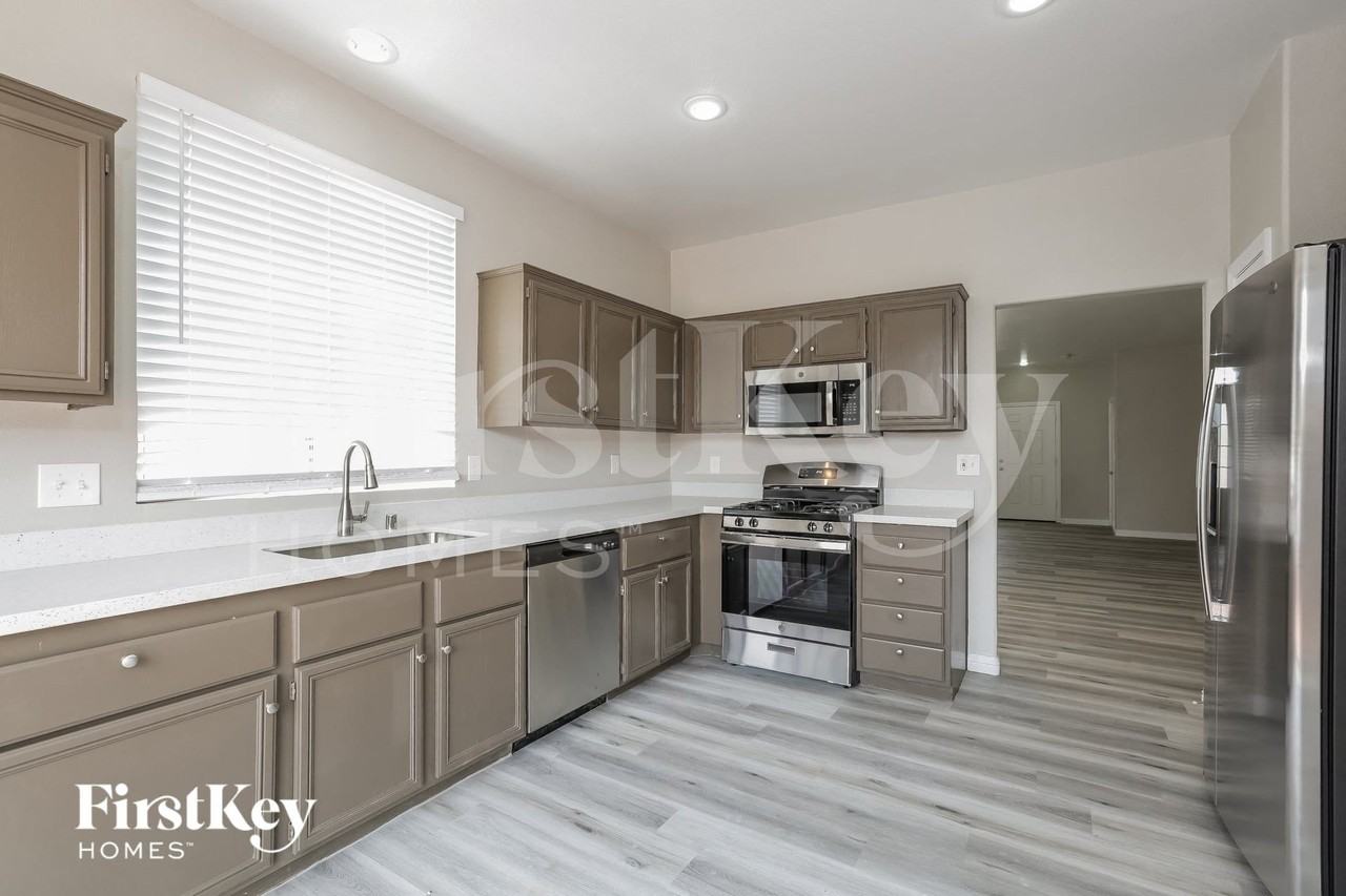 8717 W Rochelle Ave - Photo 6 of 15
