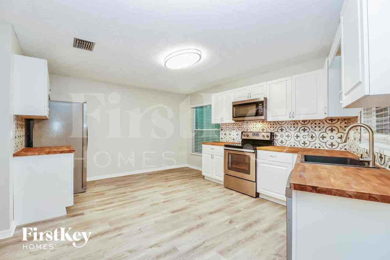 7631 Tall Tree Ct - Photo 4 of 15