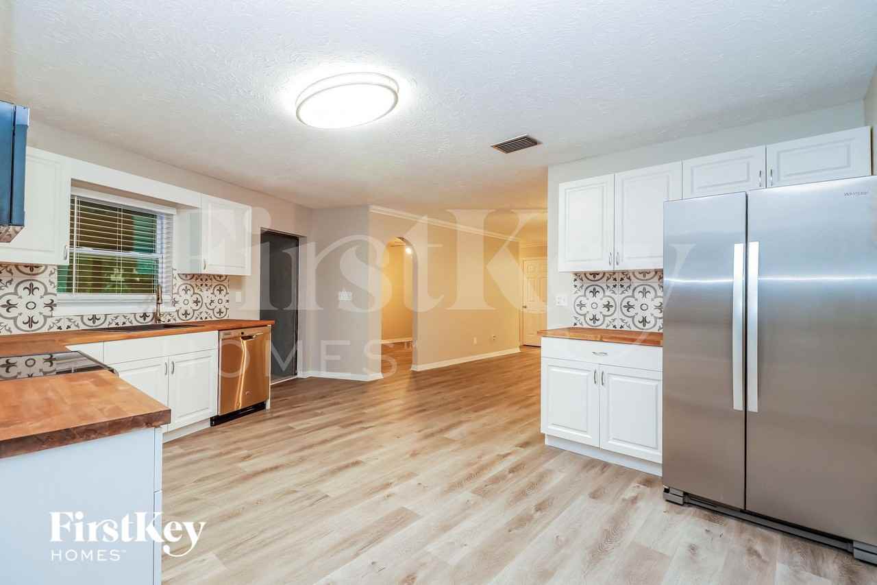 7631 Tall Tree Ct - Photo 5 of 15