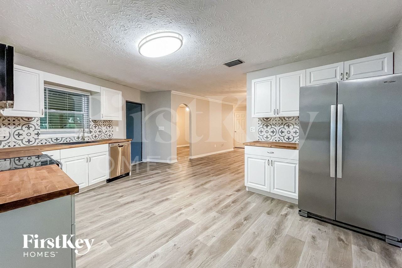 7631 Tall Tree Ct - Photo 6 of 15
