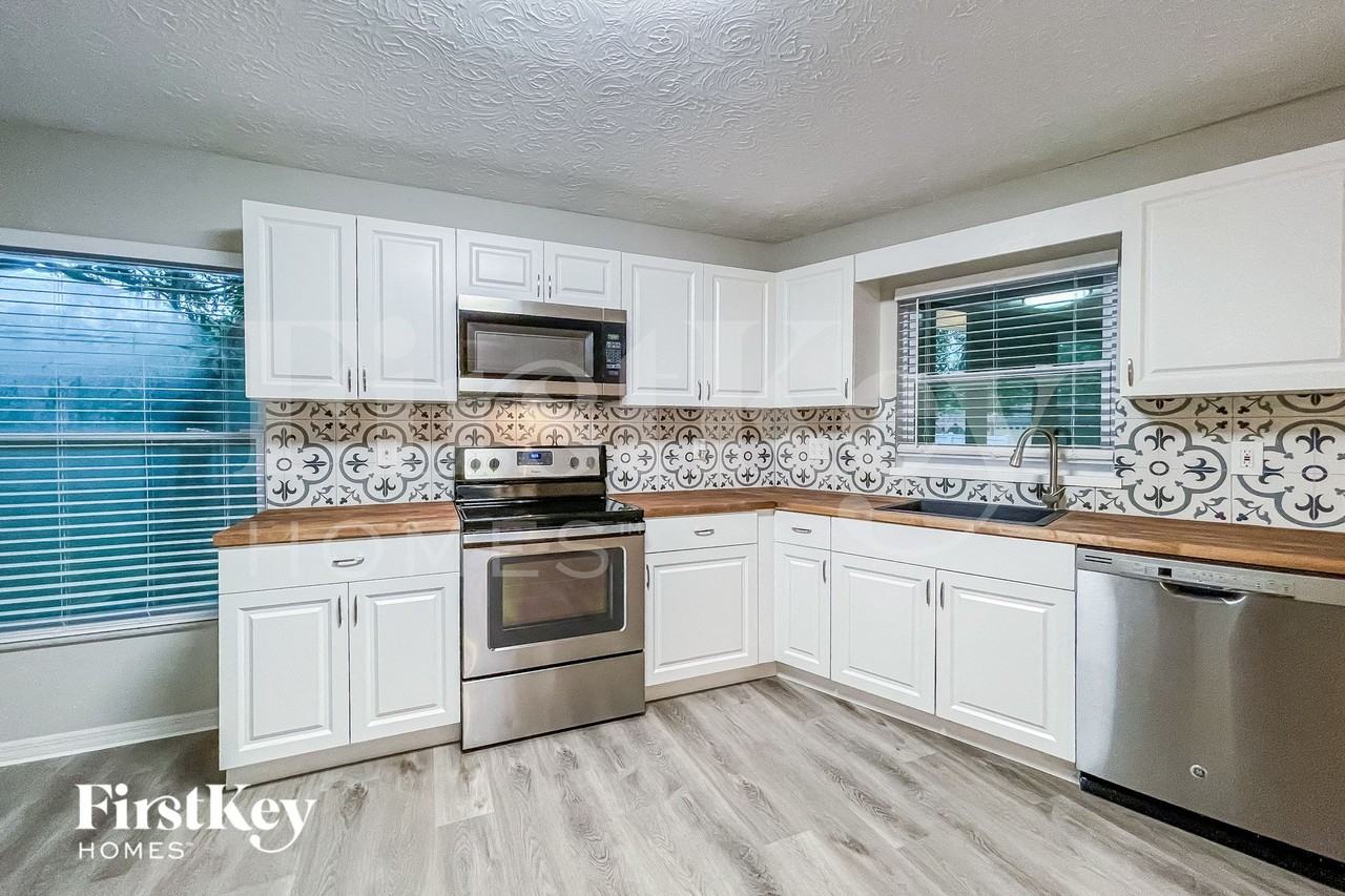 7631 Tall Tree Ct - Photo 7 of 15