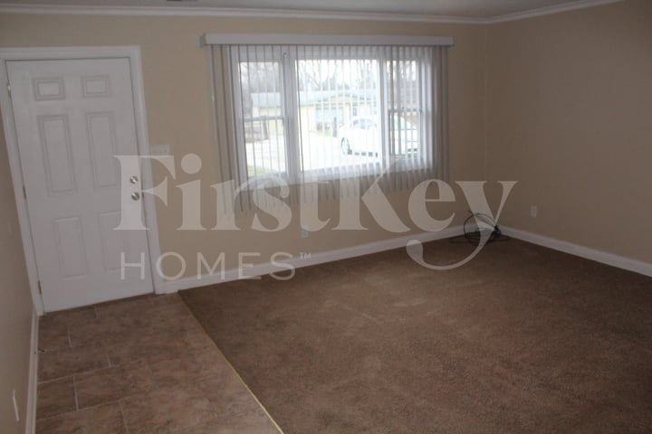 9440 Port Royal Dr - Photo 4 of 18