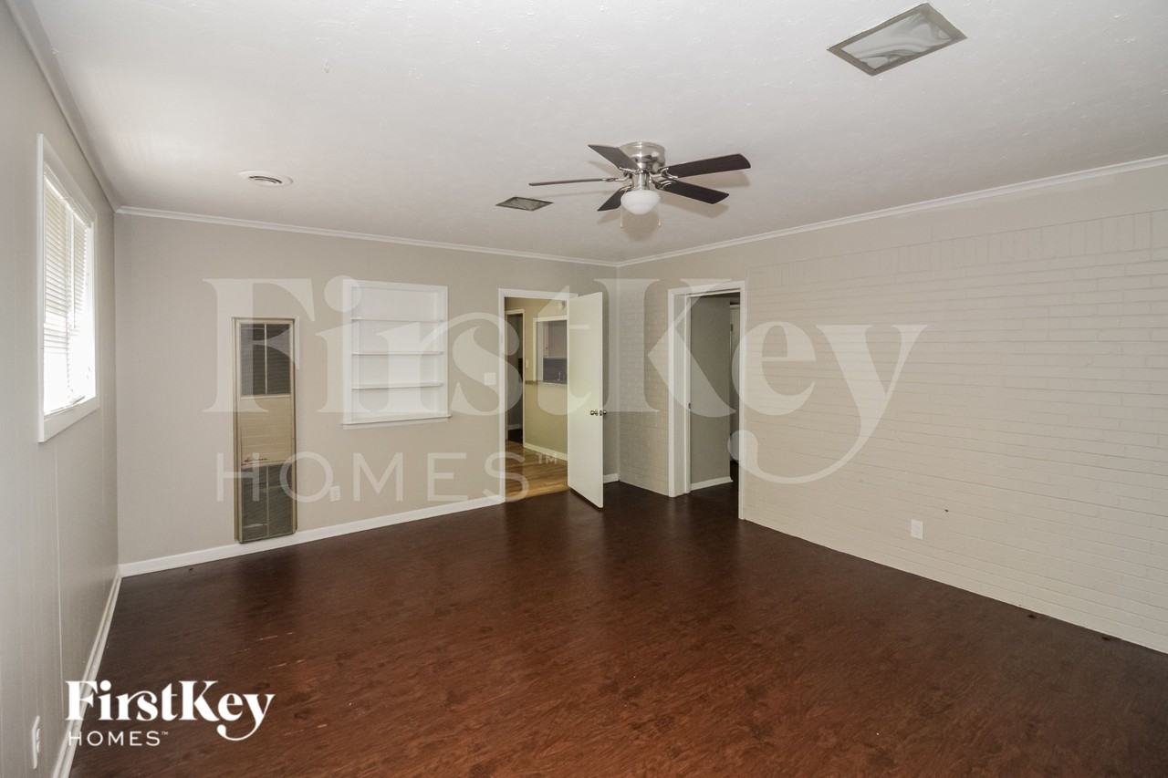 842 Eastern Dr - Photo 3 of 16
