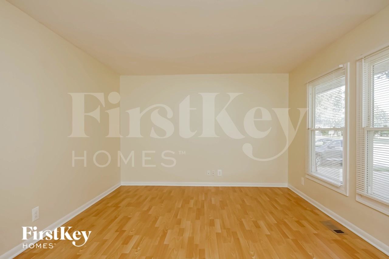 703 E Streamwood Blvd - Photo 3 of 16