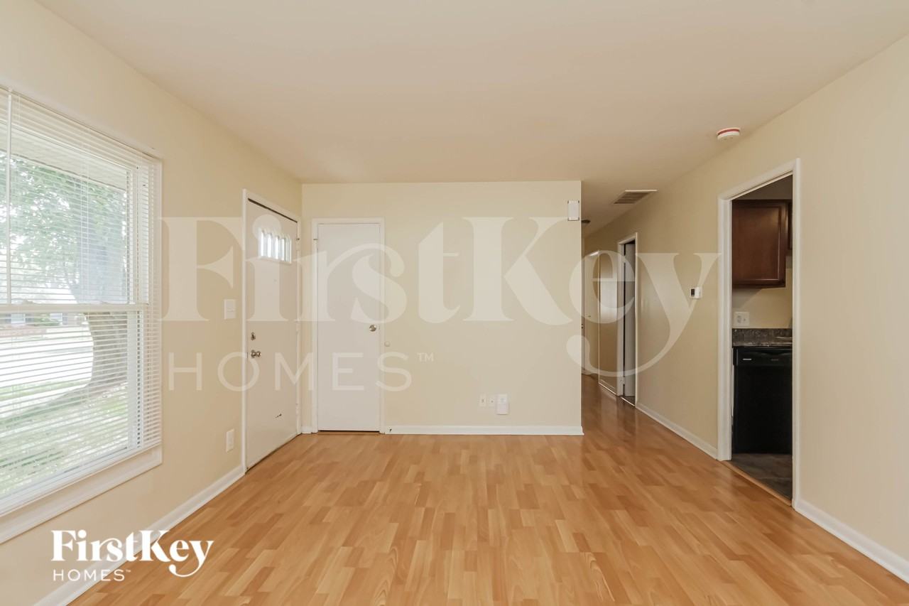 703 E Streamwood Blvd - Photo 4 of 16