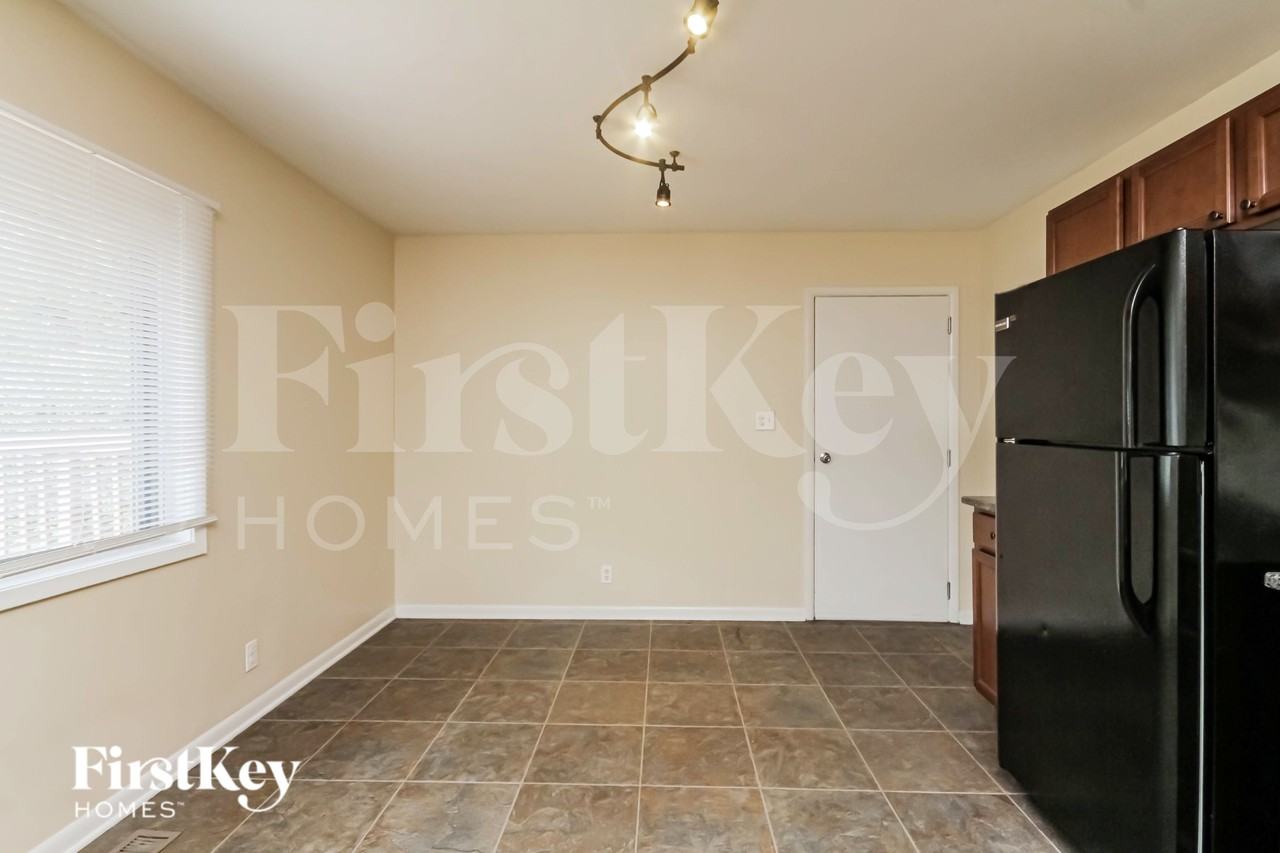 703 E Streamwood Blvd - Photo 5 of 16