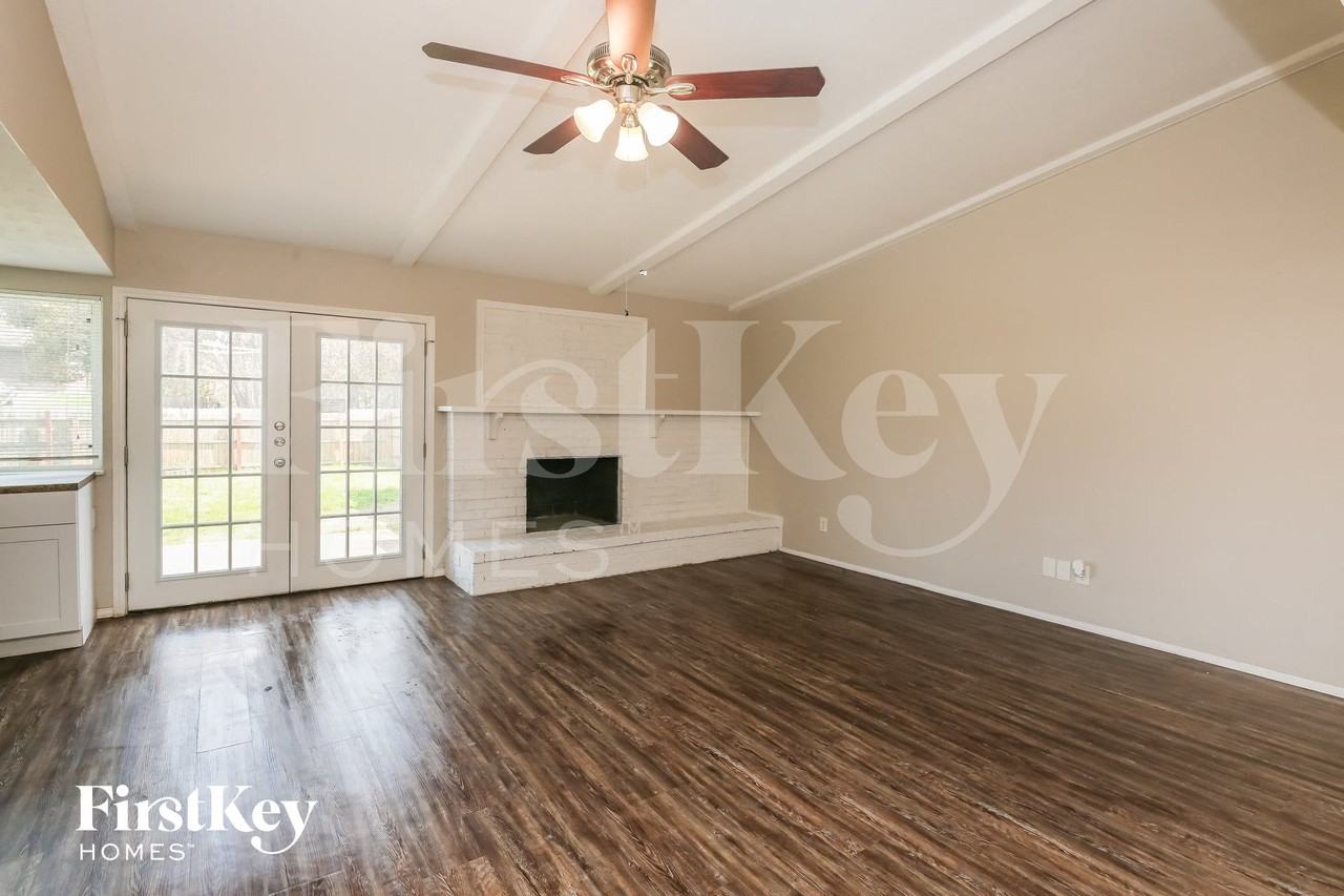 1316 Royal Oak Dr - Photo 3 of 17