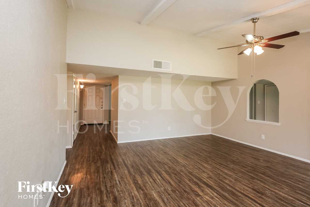 1316 Royal Oak Dr - Photo 4 of 17