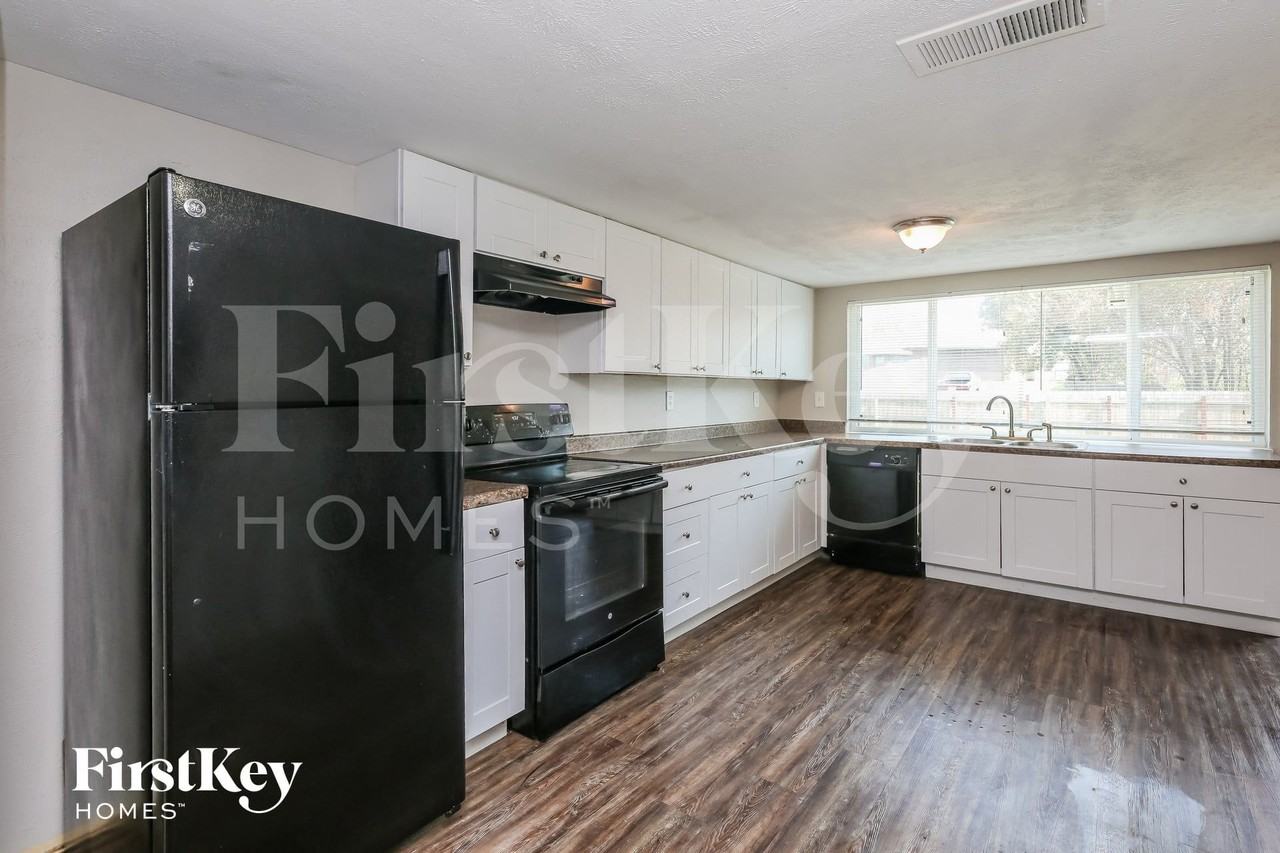1316 Royal Oak Dr - Photo 5 of 17