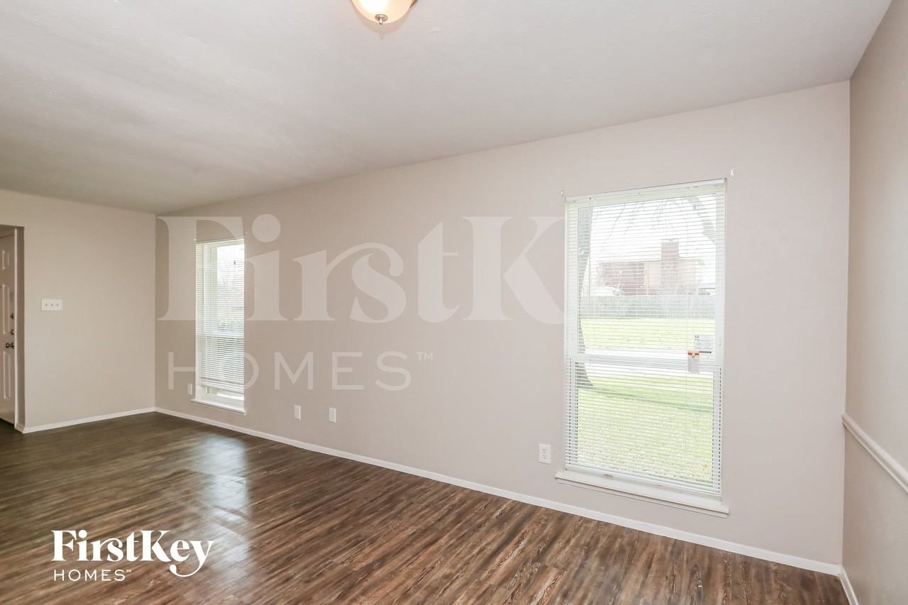 1316 Royal Oak Dr - Photo 6 of 17