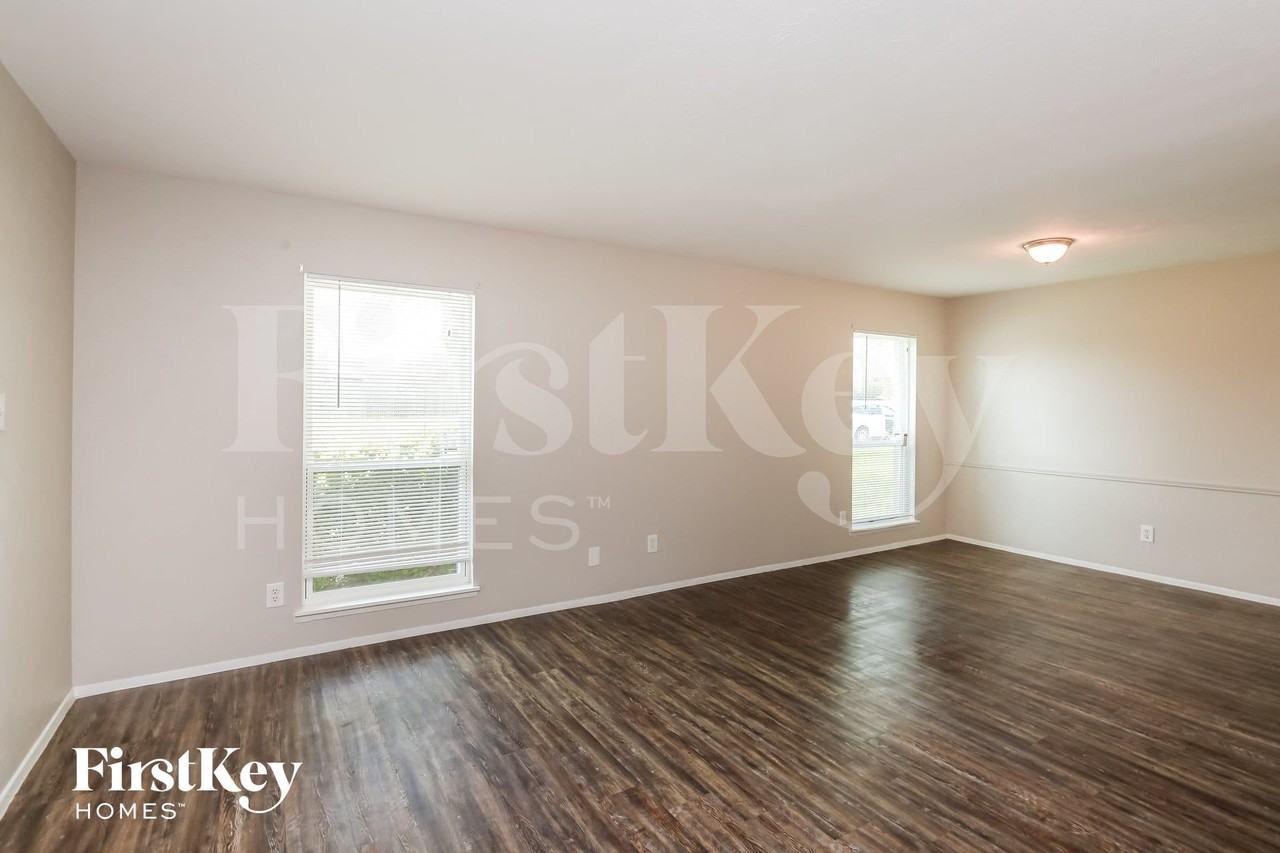 1316 Royal Oak Dr - Photo 7 of 17
