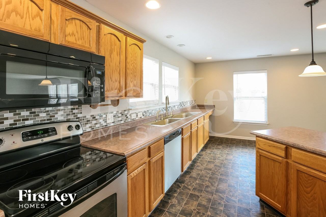 10077 Pine Grove Way - Photo 7 of 16