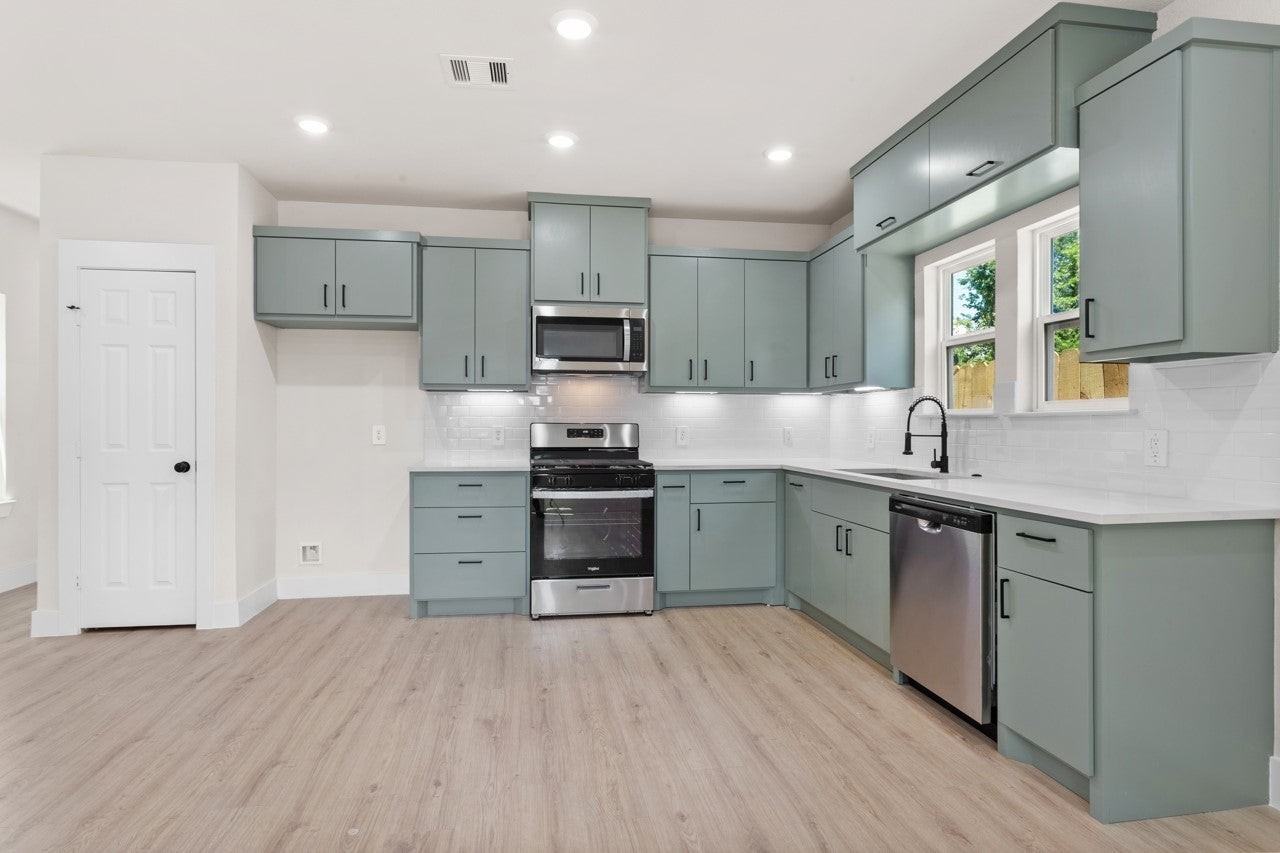 1101 Wooding St - Photo 6 of 12
