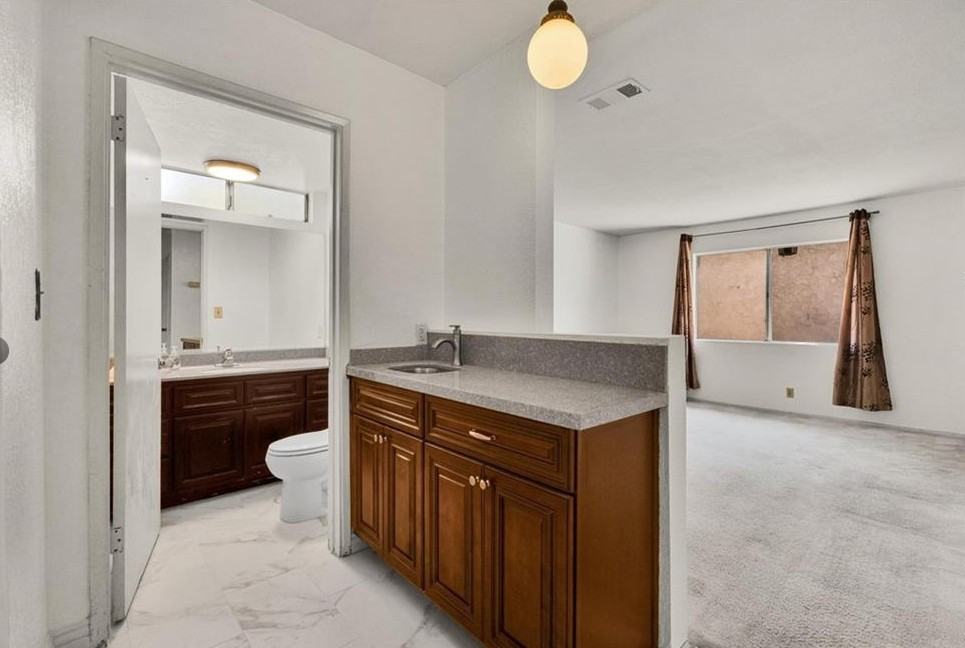 301 N Moore Ave - Photo 4 of 36