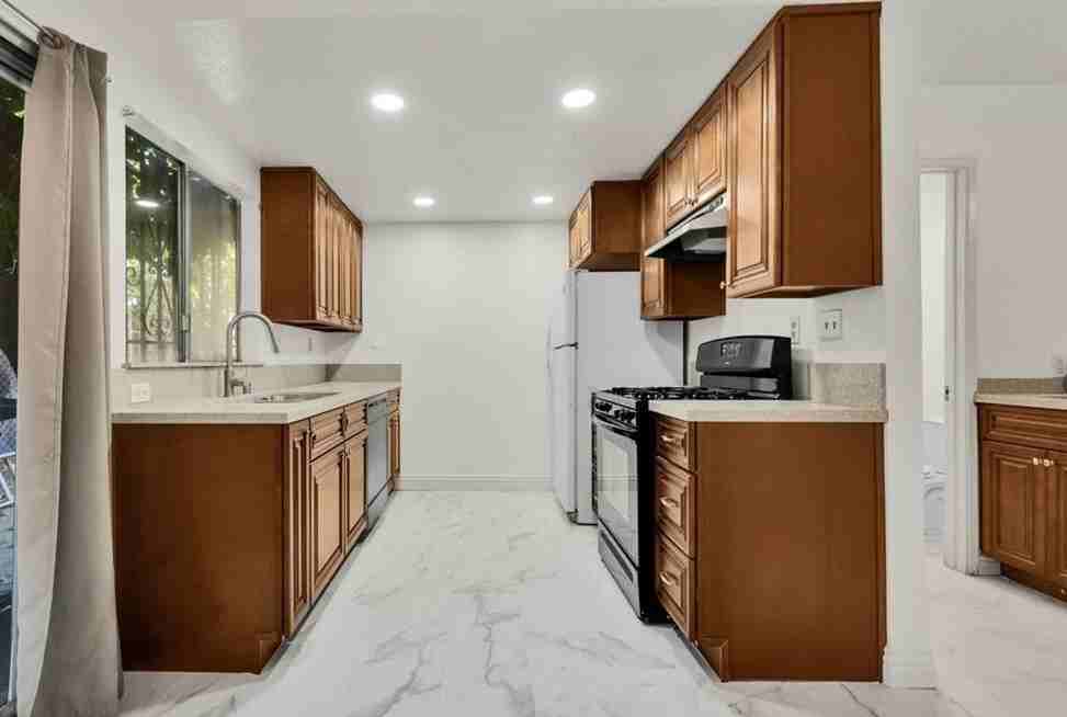 301 N Moore Ave - Photo 6 of 36