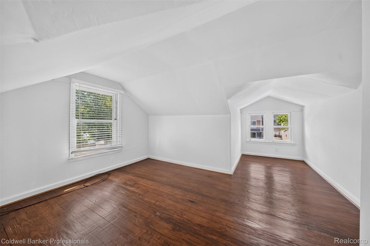 991 Humphrey Ave - Photo 3 of 11