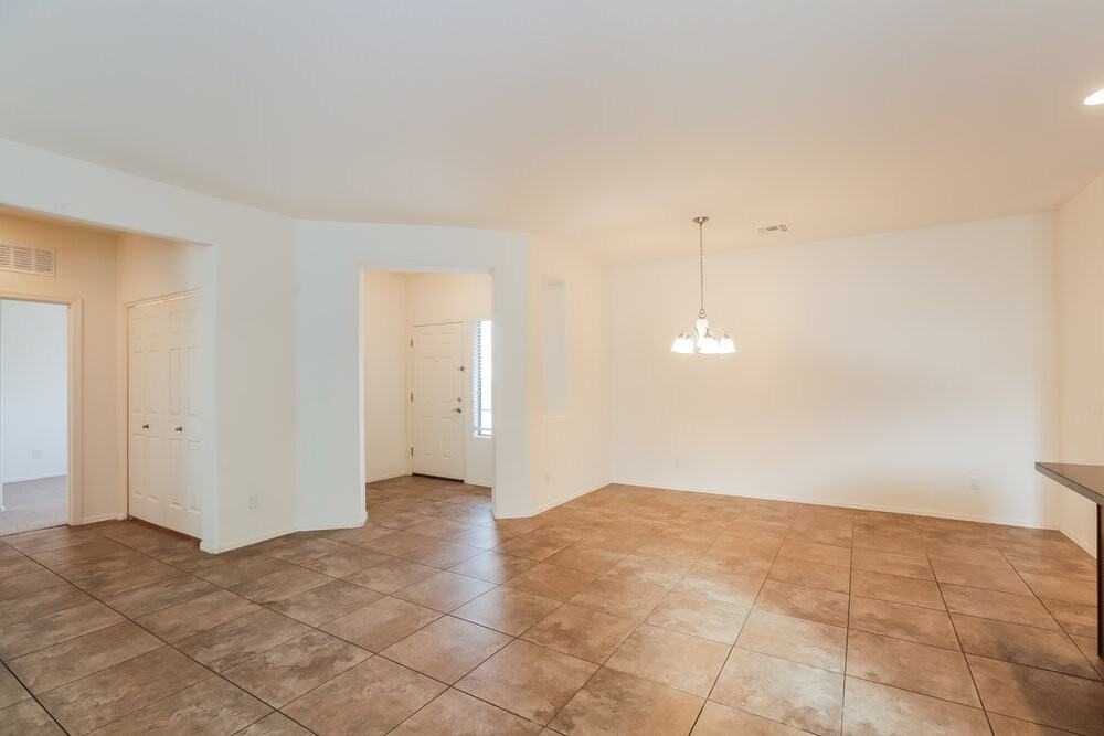 4945 W Fawn Dr - Photo 4 of 16