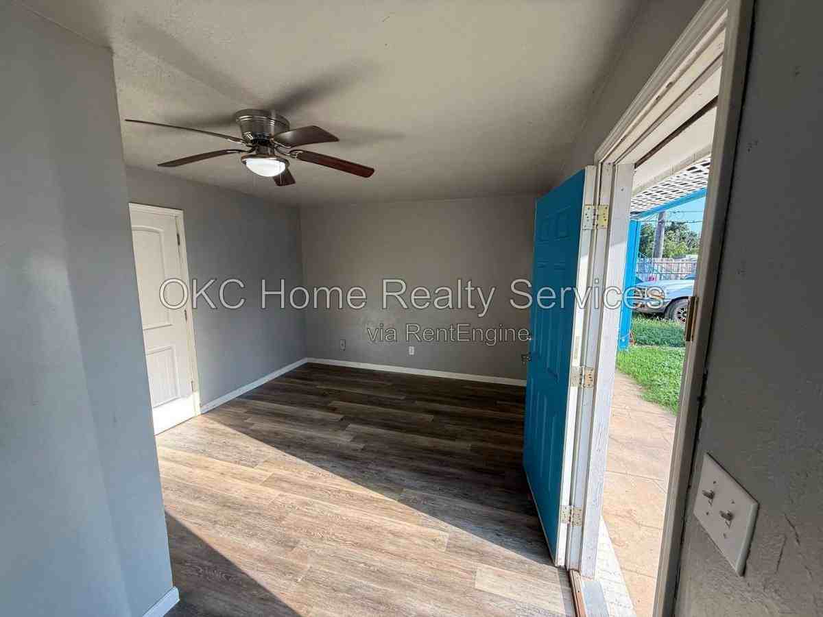 2108 Sw 51st St #7 - Photo 2 of 5