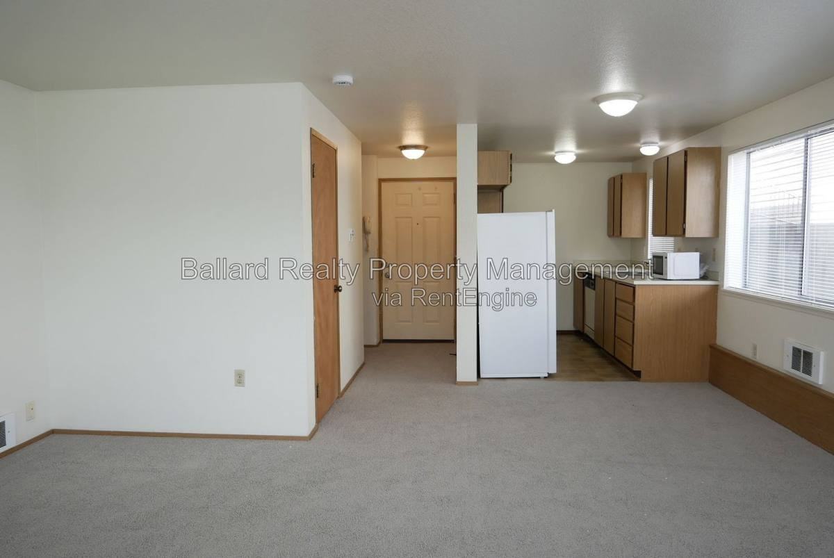 3232 21st Ave W #1 - Photo 4 of 10