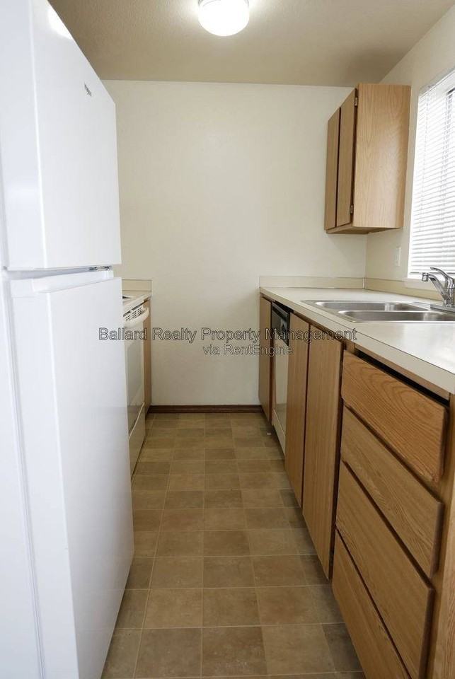 3232 21st Ave W #1 - Photo 5 of 10