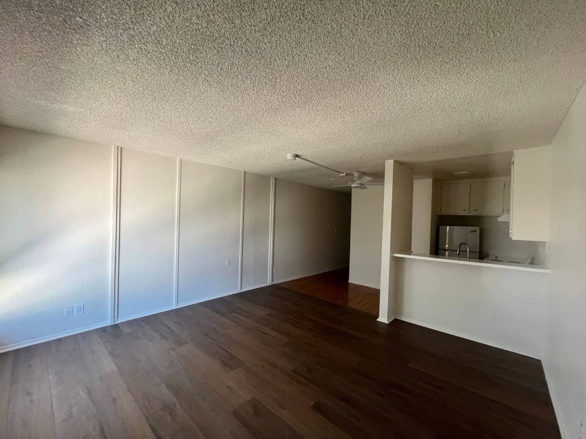 9010 Tobias Ave - Photo 4 of 10