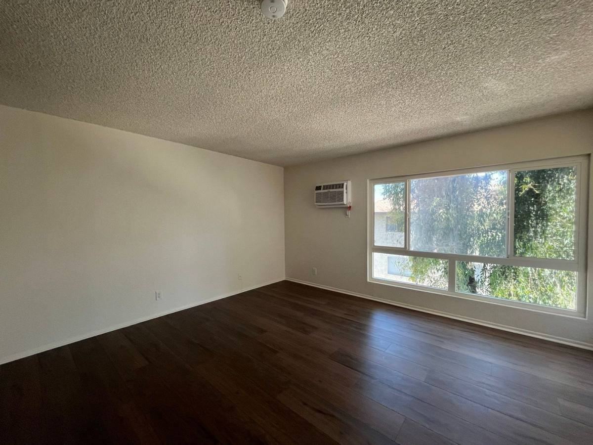 9010 Tobias Ave - Photo 5 of 10