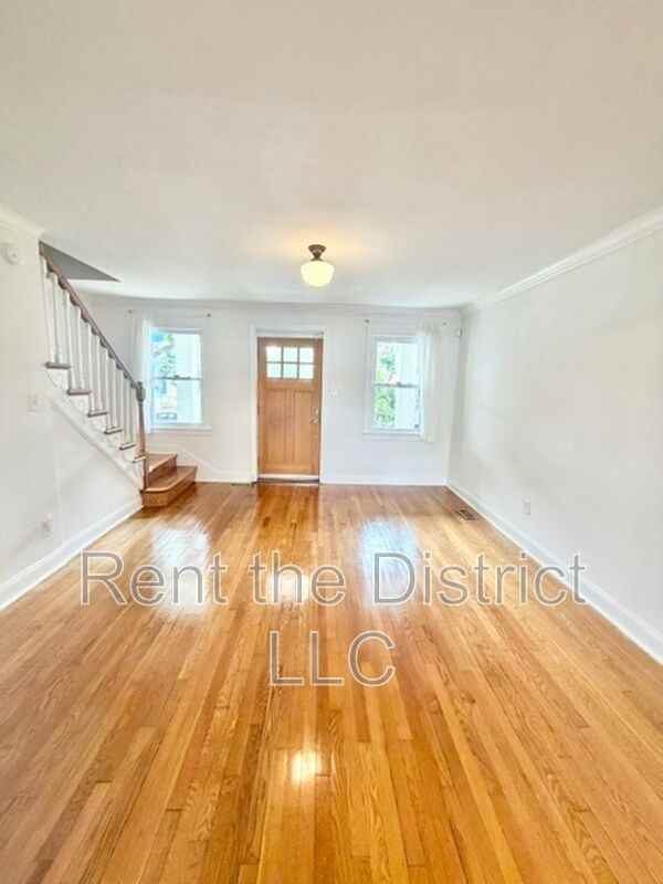 1910 D St Ne - Photo 2 of 21