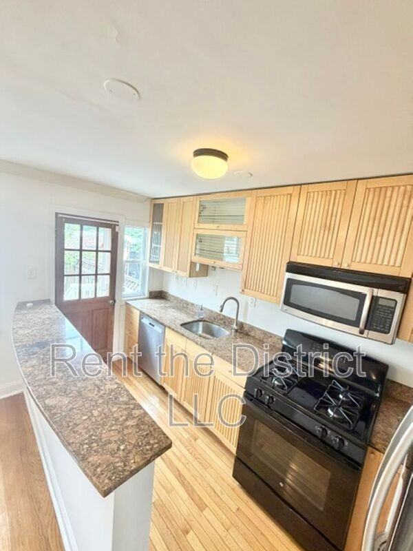 1910 D St Ne - Photo 4 of 21