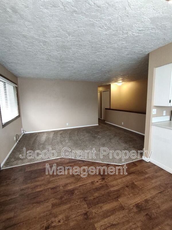 2215 Gail Dr - Photo 3 of 20
