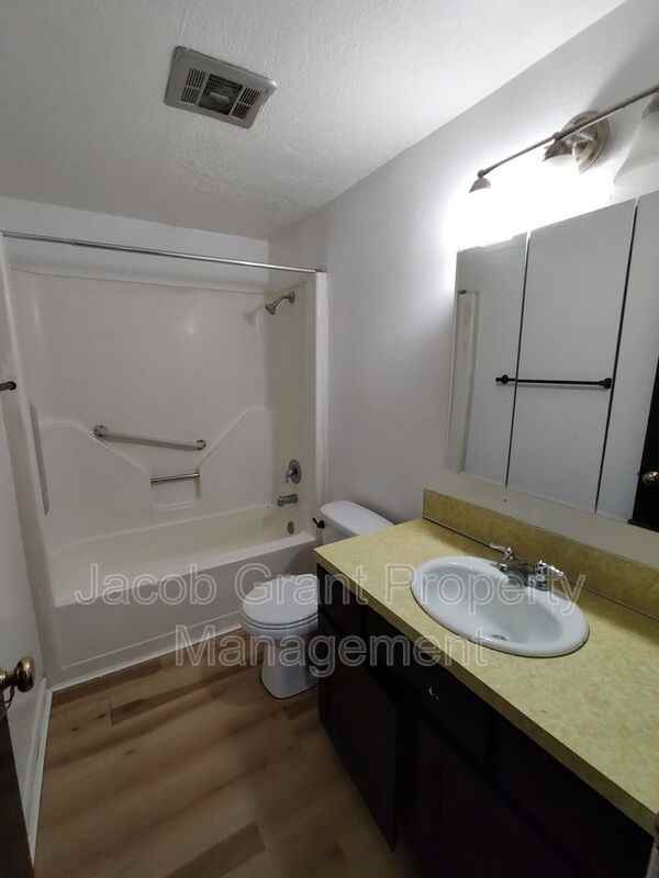 1380 E Poplar St #C - Photo 7 of 10