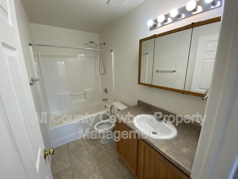 710 W 2nd St - Photo 5 of 13