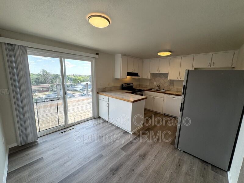 1237 Chiricahua Dr - Photo 3 of 28