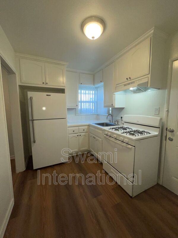 724 W 80th St - Photo 5 of 24