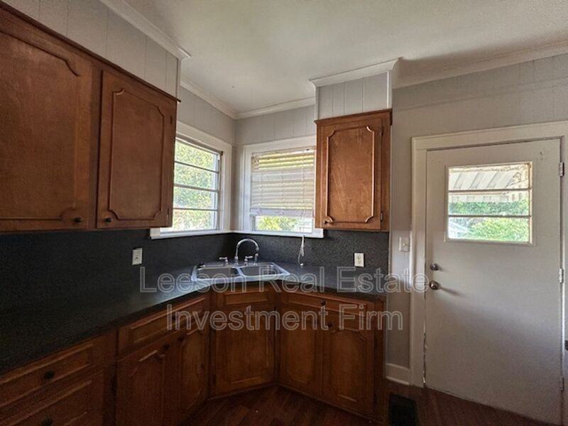 225 E Elmwood St - Photo 3 of 15