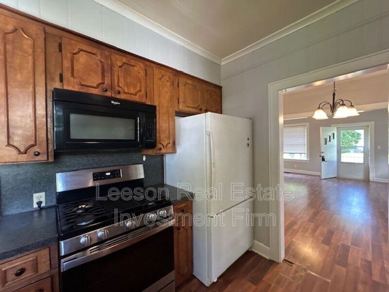 225 E Elmwood St - Photo 5 of 15