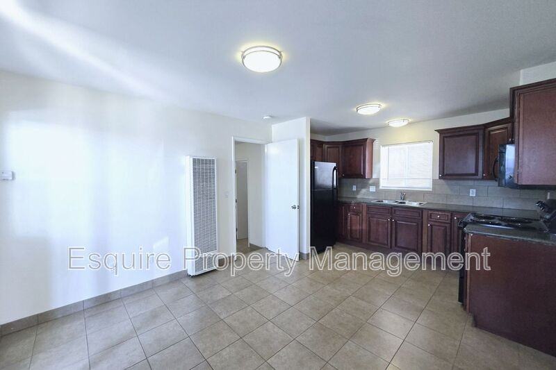 1263 S Oxnard Blvd #2 - Photo 2 of 5