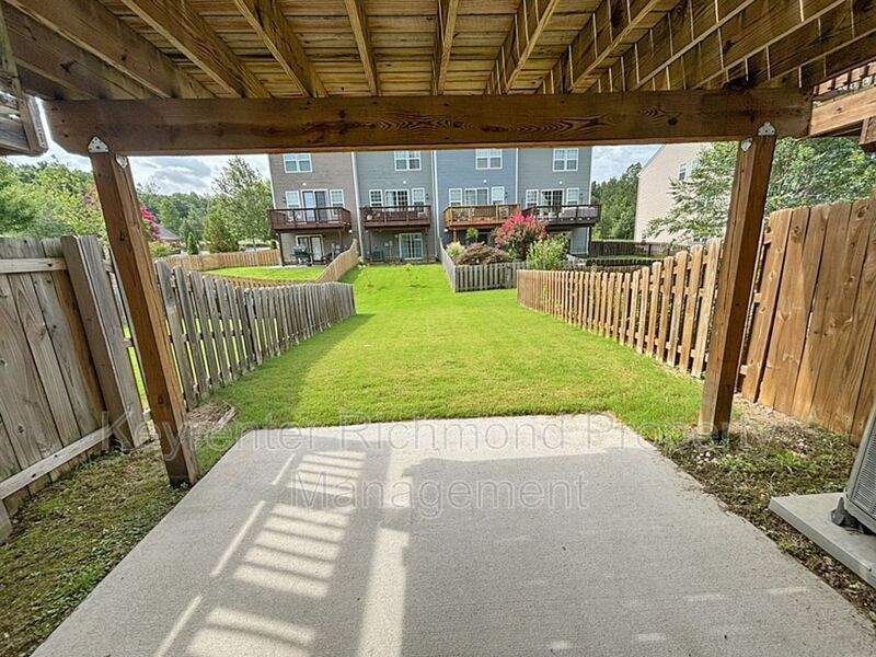 1404 Whitehurst Way - Photo 5 of 24