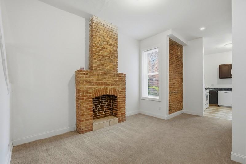 2546 W Baltimore St - Photo 4 of 21